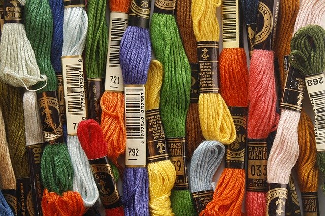 hromádka různobarevných bavlnek