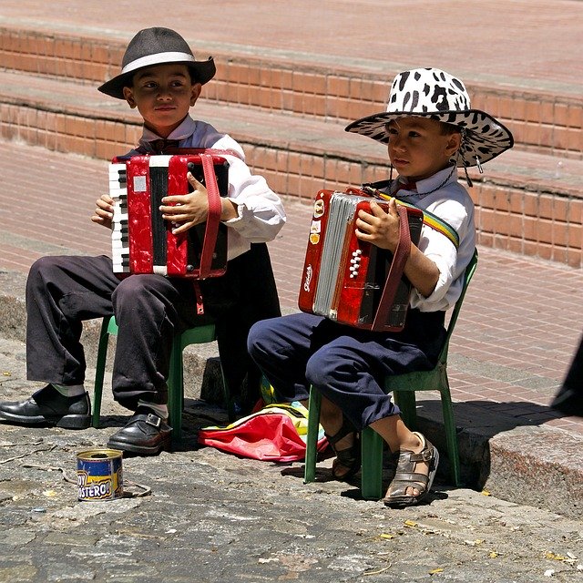 děti při hře na tahací harmoniku